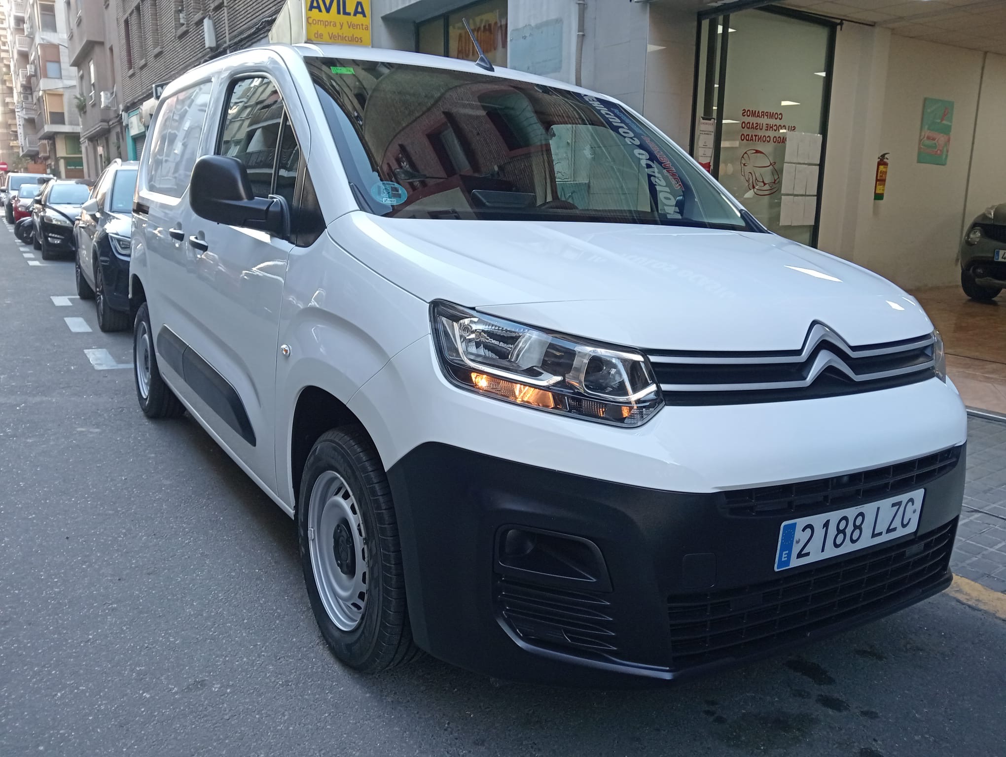 Vista delantera de tres cuartos del Citroën Berlingo