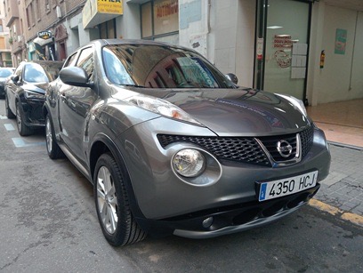 Vista delantera de tres cuartos del lado derecho del Nissan Juke